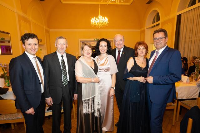 Edlitzer Parteiobmann Vizebürgermeister Thomas Ernst, Bürgermeister Engelbert Ringhofer aus Thomasberg, Gerda Stocker-Legenstein, Landtagsabgeordnete Waltraud Ungersböck, Nationalratsabgeordneter Christian Stocker, Dagmar Schuh und der Bürgermeister von Edlitz Manfred Schuh (v.l.). 
  | Foto: Harald Wrede