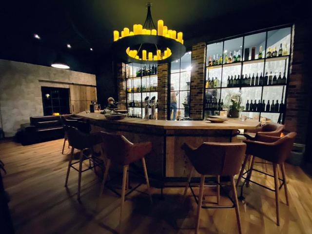 Perfekt in Szene gesetzt: Die neue Weinbar im Restaurant Landhaus Kainz lädt herzlichst zum Verweilen ein.