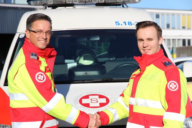 Leitstellenkommandant Albert Gabl bedankt sich bei Thukydides Vesely für den Zivildienst. | Foto: Samariterbund Salzburg