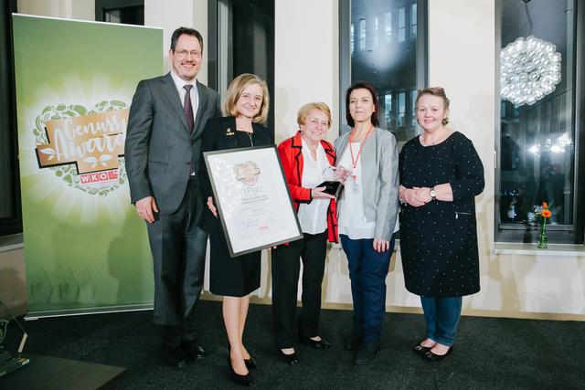 "Zuckerltante" Monika Erhart (2.v.l.) – hier mit Mama Elfriede Györgyfalvay (3.v.l.) – wurde mit dem Genuss-Award ausgezeichnet.