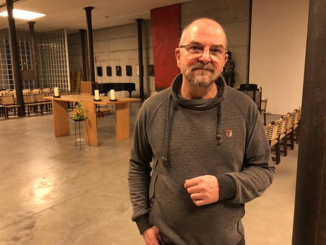 Pfarrer Rupert Granegger in "seiner" Pfarrkirche, die sich in einer ehemaligen Tuchfabrik in Auwiesen befindet.