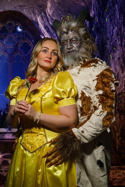 Die schöne Bella (Jasmin Bair) und das Biest (Simon Kräutler)