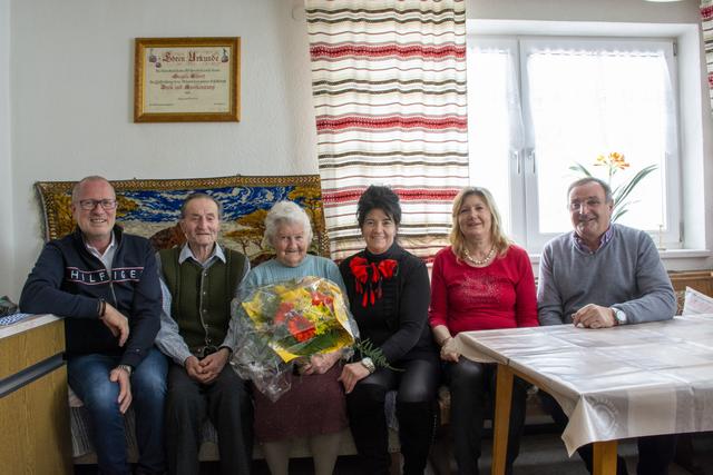 Im Bild: Bgm. Werner Kurz, Jubilar Albert Siegele mit Gattin Hermine, die Töchter Martha, Adelheid und Vzbgm. ÖkR Emil Zangerl

 | Foto: Gemeinde Ischgl/Schmid