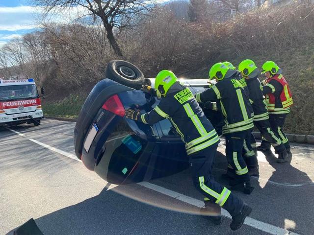 Die Feuerwehr wurde zu einem Verkehrsunfall gerufen.