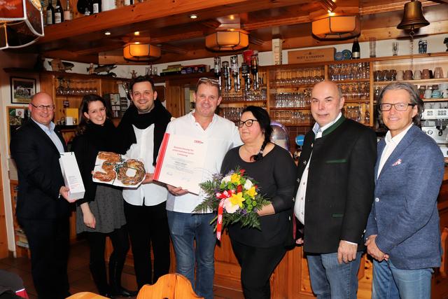 Die Familie Rainer führt seit 30 Jahren den Trautentalwirt in Geistthal. Die Wirtschaftskammer gratulierte.