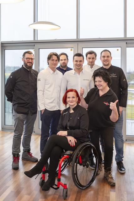 Edith Grünseis-Pacher mit Köchen, Klaus Eglseder, Thomas Hofer, Bernhard Preslmayer, Edith Grünseis-Pacher, Lukas Kienbauer, Florian Schlöglmann, Barbara Nowecki, Peter Reithmayr (v. l.).