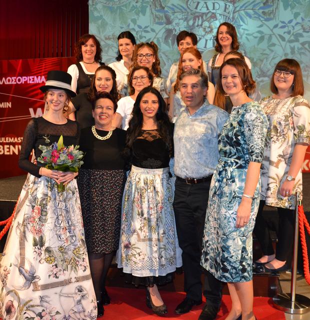 Bgm. Kerstin Suchan-Mayr, Designerin Michaela Wurz, WIF Obmann Andereas Hoyer und viele Models präsentierten die neuen Valentin-Stoffe