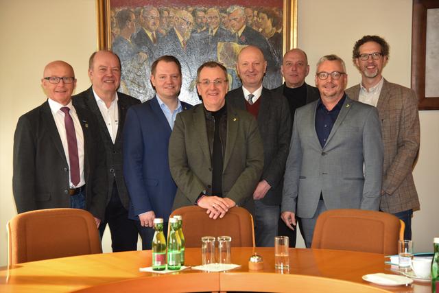 Bürgermeister Rupert Dworak (4.v.l.) und Vizebürgermeister LAbg. Mag. Christian Samwald (3.v.l.) mit den Vorstandsmitgliedern der ARGE. | Foto: Robert Unger/Stadtgemeinde Ternitz