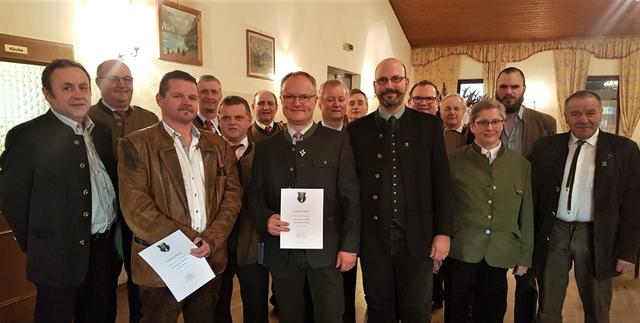 Am Foto:   vorne HRL-Stellvertreter Franz Fritz, geehrter Rudolf Müller, HRL Johannes Stöger, Bez.JM Stellvertreter DI Andreas Berger, Ehren-Hegeringleiterin Helga Schuster, Trophäen-Bewerter Kurt Bernscherer, dahinter die Jagdhornbläser Hermann Fritz, Willi Jauk, Josef Zins, Alois Madner, Johannes Kichler, Herbert Fritz, Alexander Mahr, Otto Sogl und Gerhard Wimmer von der Bezirksgeschäftsstelle MI des NÖ Jagdverbandes.  | Foto: A. Berger