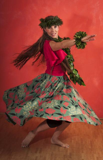 Verena Kainz mitten in der Drehung des Hula-Tanzes.
