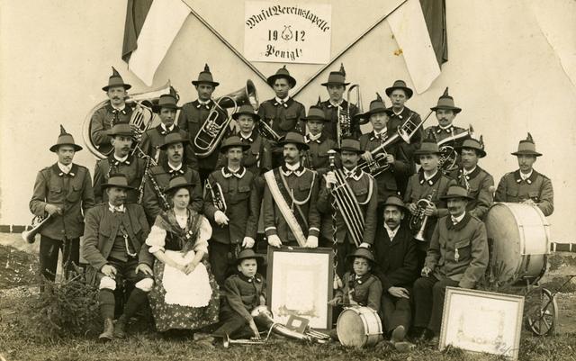 Die Musikvereinskapelle Ponigl im Jahr 1912 aus der Sammlung Hierzberger.