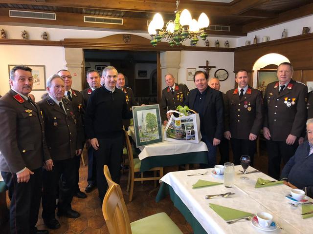 Bürgermeister Matthias Weghofer und Feuerwehrkommandant Franz Nussbaumer und die Feuerwehrkameraden gratulierten Pfarrer Michael Wüger zu seinem 50er