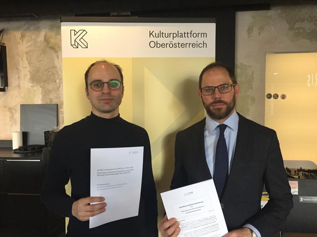 Thomas Diesenreiter (Geschäftsführer KUPF OÖ) und Peter Thyri (Anwalt für Kartell- und Wettbewerbsrecht) mit dem Gutachten. | Foto: KUPF OÖ