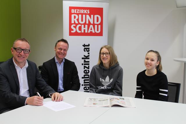 BezirksRundschau-Redaktionsleiter Franz Staudinger (li.) und Geschäftsstellenleiter Manfred Wiesmüller mit den "Schnupperlehrlingen" Viki Sergl (re.) und Agnes Wöckl | Foto: Weymayer