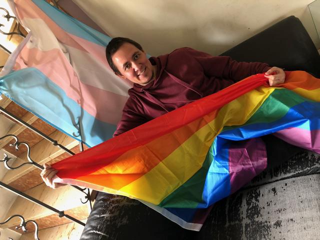 Zeichen der Toleranz und Vielfalt: Anton Cornelia Wittmann mit  Regenbogenfahne und Transgender-Fahne im Hintergrund. | Foto: Lisa Gold