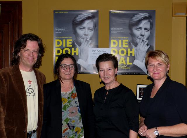 Alexander Syllaba vom Cinema Paradiso, Regisseurin Sabine Derflinger, NAbg. Gabriele Heinisch-Hosek (SPÖ), Badens Frauenbeauftragte Vizebgm. LAbg. Helga Krismer (Grüne). Das Foto auf dem Filmplakat stammt von Elfie Semotan.