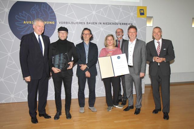 Preisverleihung: Landesrat Martin Eichtinger, Architekt Franz Sumnitsch, Architekt Frank Schilder, Landschaftsarchitektin Karin Standler, Vizebürgermeister Josef Waygand, Amtsleiter Helmut Haider und Landesbaudirektor Walter Steinacker.