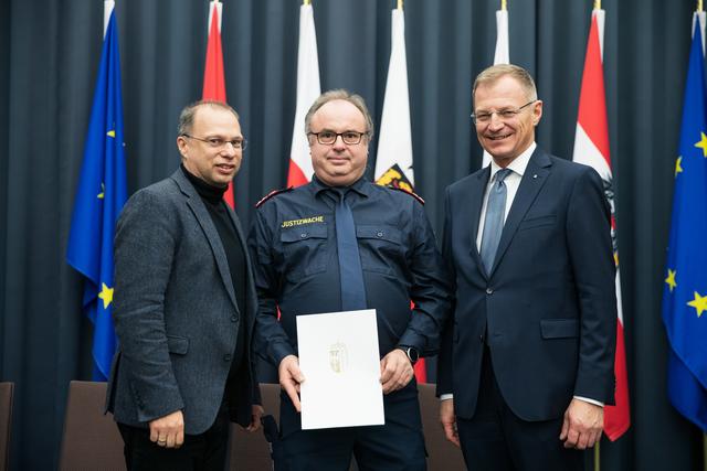 Bürgermeister Christian Kolarik (links) und Landeshauptmann Thomas Stelzer gratulierten Walter Uhl (Mitte) zu seinem vorbildlichen Einsatz. | Foto: Land OÖ/Max Mayrhofer