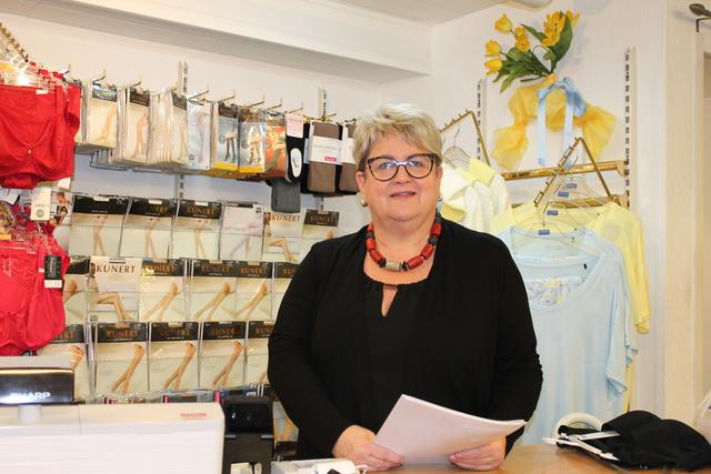 Christa Klinger hat in ihrem Geschäft in der Schmiedstraße eine Mitarbeiterin angestellt und berät die Kunden auch gerne selbst. | Foto: BRS