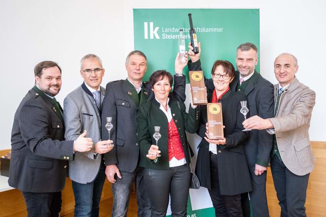 Die beiden Landessieger-Familien Josef und Elisabeth Knaller sowie Rosemarie und Bernhard Berger (3. bis 6. v.l.) mit den Gratulanten Verkostungschef Georg Thünauer (l.), Erwerbsobstbauern-Obmann Manfred Kohlfürst (2.v.l.) sowie LK-Obstbauchef Herbert Muster (r.)