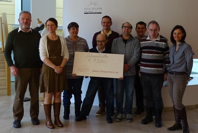 Bei der Spendenübergabe: vlnr Ferdinand Pfarrhofer, Angelika Loidl, Regina Lichtenegger, Alois Maringer, Gerald Noack, Stefan Langer, Michael Schneidinger, Christian Leitner, Regina Nußbaumer. | Foto: Lebenshilfe OÖ