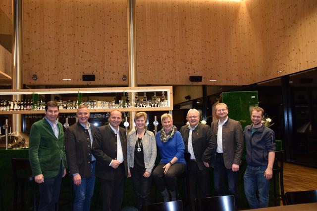 Freuten sich über einen interessanten und informativen Abend in der Brauerei (vlnr.): Zillertal Bier GF Martin Lechner, Bezirksbauernobmann ÖR Hannes Partl, Bauernbundobmann LHStv. ÖR Josef Geisler, Angela Meixner und Monika Garber von der Bäuerinnenorganisation Bezirk Schwaz, NR Hermann Gahr, Bauernbund Bezirksgeschäftsführer Josef Unterweger, Stv.-Bezirksbauernobmann Andreas Prosch