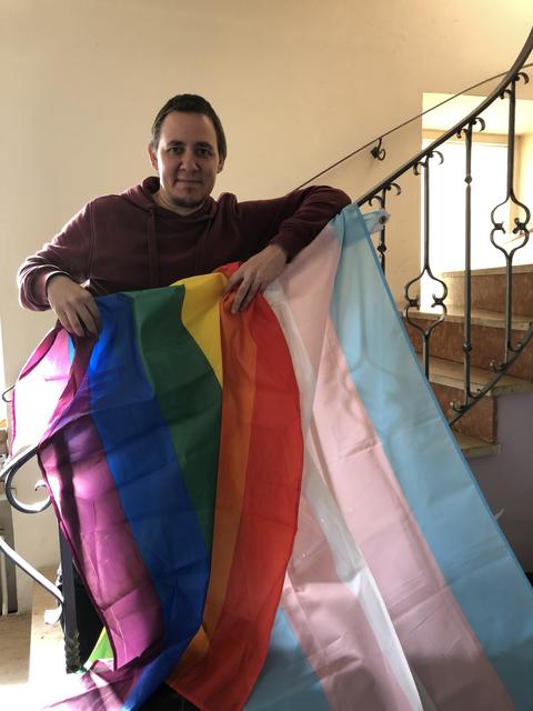 Zeichen der Toleranz und Vielfalt: Anton Cornelia Wittmann mit  Regenbogenfahne und Transgender-Fahne | Foto: Lisa Gold