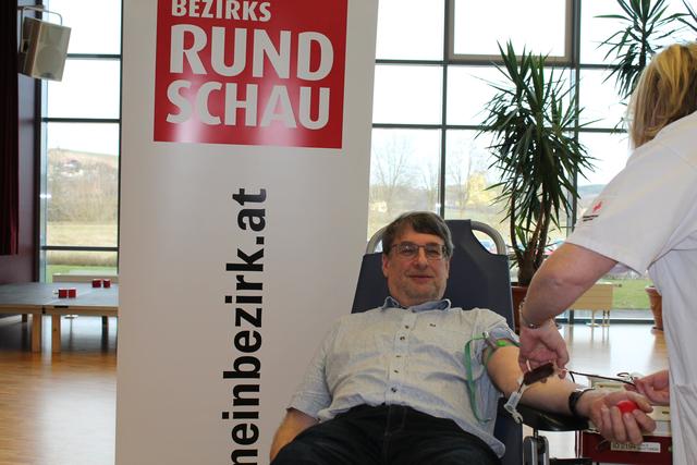 Bürgermeister Schaur bei seiner ersten Blutspende.