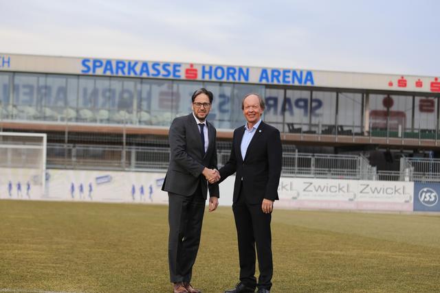 Vorstandsdirektor Sparkasse Mag. Helmut Scheidl (links), Präsident SV Horn Dr. Andreas Reifschneider.
Das Stadion des SV Horn heißt nun Sparkasse Horn Arena.