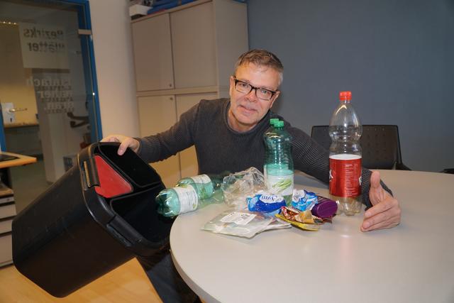 Und weg damit: Redaktions- und Geschäftstellenleiter Günther Reichel bei der Entsorgung der Plastikverpackungen. Künftig sollen es weniger sein. | Foto: Duwe