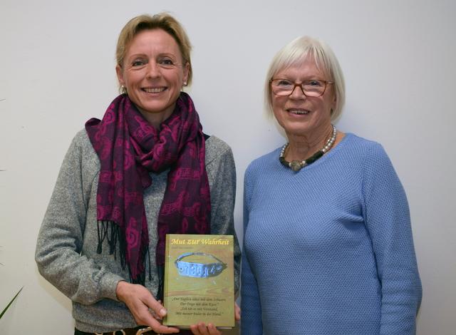 Die Herausgeberin des Buches "Mut zur Wahrheit" Barbara Heiligenmann, Enkeltochter von Josef Mayerhofer, mit ihrer Mutter Elfriede Tangl. | Foto: Riegler