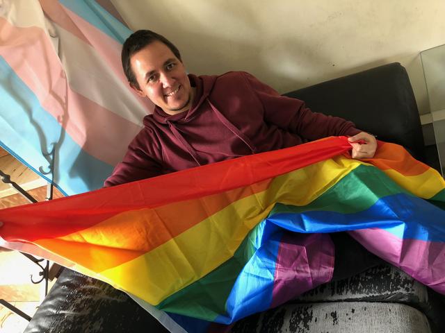 Zeichen der Toleranz und Vielfalt: Anton Cornelia Wittmann mit  Regenbogenfahne und Transgender-Fahne im Hintergrund. | Foto: Lisa Gold