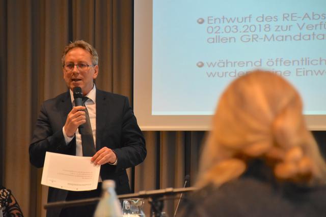 "Es sind jetzt aufwändige weitere Untersuchungen zu beauftragen, die gerade ausgearbeitet werden. Die Geschäfte bleiben vorerst geschlossen, möglicherweise auch auf Dauer", sagt Kufsteins Bgm. Martin Krumschnabel.  | Foto: Barbara Fluckinger/BB Archiv