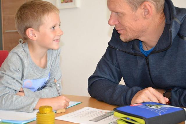 In der von Spiegel Elternbildung angebotenen Ausbildung zum Lernlotsen bekommen Eltern oder andere Bezugspersonen das nötige Rüstzeug, um die gemeinsamen Lernerlebnisse freudvoller zu gestalten.
| Foto: Atzlesberger
