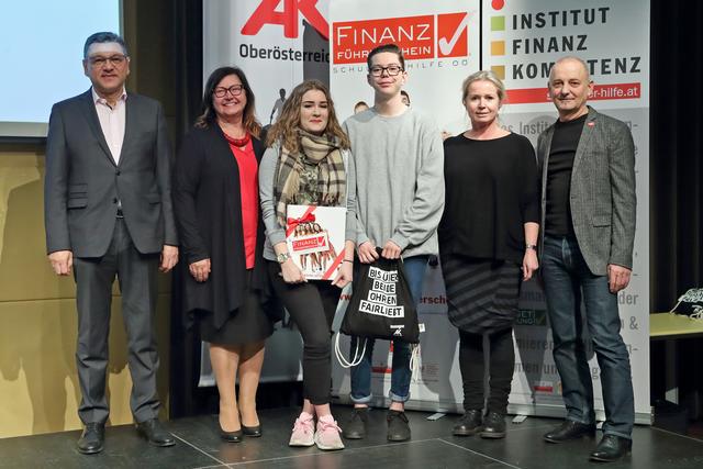 Direktor-Stellvertreter Franz Molterer (links) und Ferdinand Herndler, Geschäftsführer der Schuldnerhilfe OÖ mit AbsolventInnen des OÖ Finanzführerscheins in Vertretung ihrer Schule sowie eine Lehrkraft.
