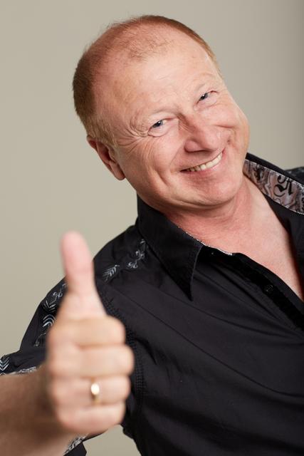 Harry Prünster zeigt bei deinem Programm mit Band viel Humor und musikalisches Talent. | Foto: Martin Hauser