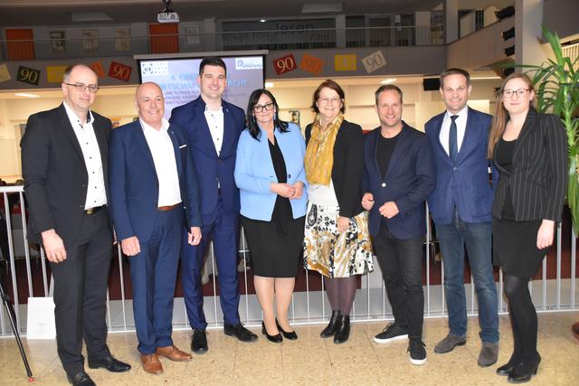 Bildung und Wirtschaft bei den 4. Oberwarter Wirtschaftsgesprächen: BHAK/BHAS Oberwart-Direktor Andreas Lonyai, Bgm. Georg Rosner, Ausschuss-Obm. Stefan Marth, Karoline Meschnigg (BMBWF), Botschafterin Pirrko Hämäläinen, Referent Matthias Strolz, Matthias Unger (Unger Steel Group) und Moderatorin Sabrina Ropp | Foto: Michael Strini