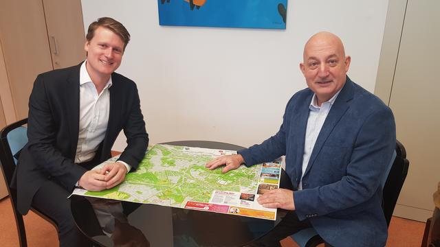 Matthias Friedrich (SPÖ) und Christian Gerzabek (ÖVP, v.l.) haben die Pläne für die Mobilität in Hietzing besprochen. | Foto: BV Hietzing