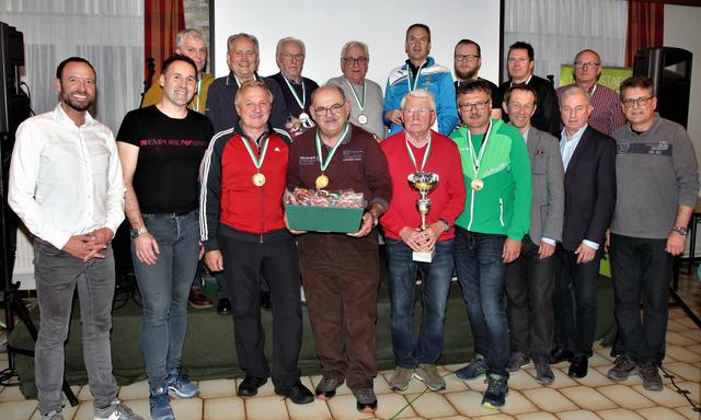 Die bestplatzierten Teams unter anderem mit den Organisatoren und Vertretern der Stadtgemeinde Feldbach.  | Foto: Baubezirksleitung