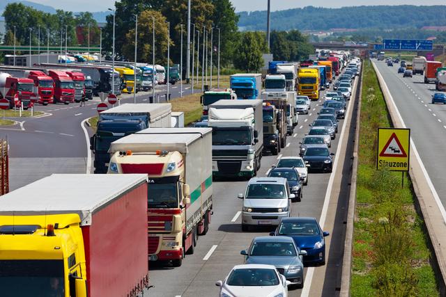 Rund 2,2 Millionen Österreicher pendeln täglich zur Arbeit, vor knapp 30 Jahren waren es nur halb so viele. | Foto: Gina Sanders/Fotolia