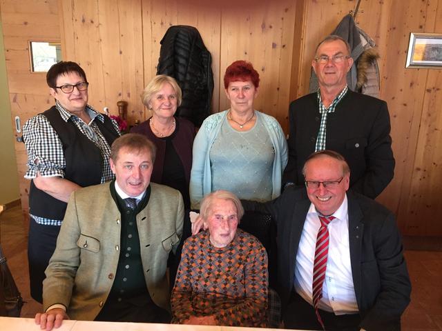 Juliana Thomaser ist 100: Vertreter von Gemeinde und Seniorenbund stellten sich als Gratulanten ein. | Foto: Gemeinde Unterlamm