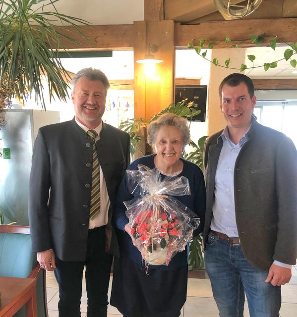 Bürgermeister Klaus Drießler, Jubilarin Erika Kocher und Vizebürgermeister Sebastian Moser.