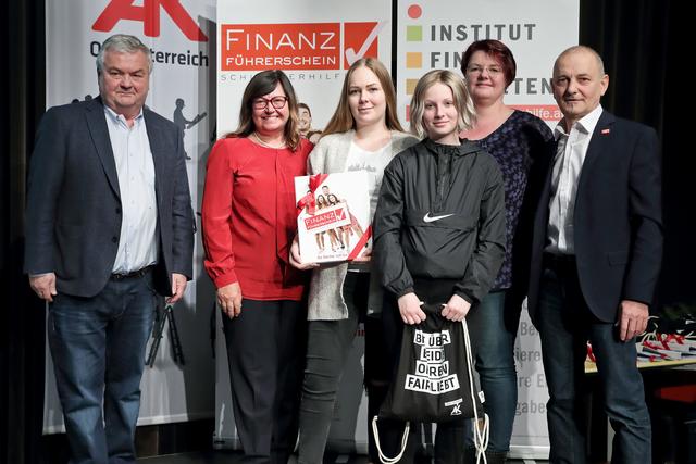V. l.: Arbeiterkammer-Präsident Johann Kalliauer, LAbg. Gisela Peutlberger-Naderer und Ferdinand Herndler, Geschäftsführer der Schuldnerhilfe OÖ mi Absolventinnen.