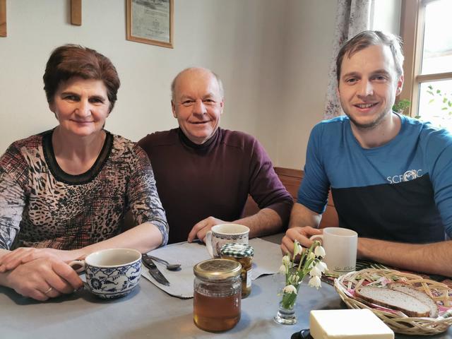 Tagesplanung beim Frühstückstisch: Matthias Gaißberger bezieht seine Eltern in alle Entscheidungen ein.