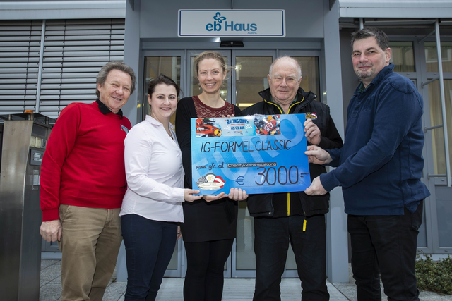 Vertreter des Motorsportvereines IGFC überreichen Spende zugunsten der „Schmettlingskinder“ an die Leitung der EB-Akademie im EB-Haus Austria in Salzburg .
Personen im Bild (v.r): Mario und Wolfgang Stropek, Iris Bregulla, MSC, Dr. Sophie Kitzmüller, Alfred Pech