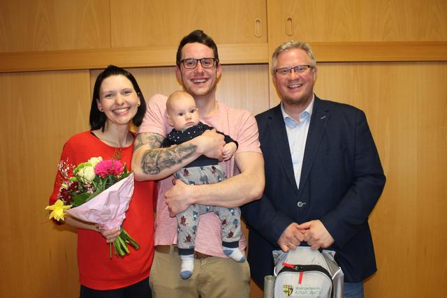 Anja Lustig und Domenic Satzinger mit Sohn Moritz und Bürgermeister Michael Göschelbauer