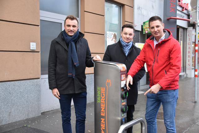 Eine Aufwertung der E-Tankstellen fordert FPÖ-Bezirksrat Raphael Fasching, am Foto mit Stefan Berger und Christian Schuch (v.l.).