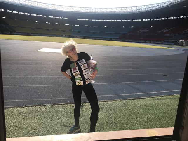 Christa Triebl mit ihrem Pokal im Ernst-Happel-Stadion in Wien.