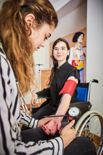 In der Ausbildung für Pflegeassistenz lernt man fürs Leben.