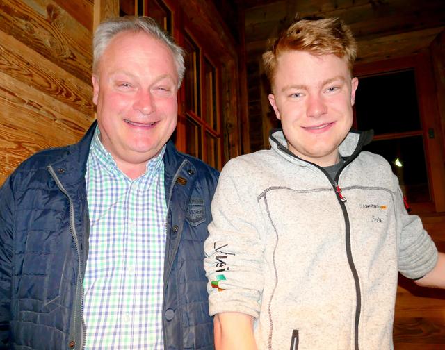 Der Niederauer "Schrofen" Wirt Josef Aschaber und sein Enkel Felix waren begeistert.